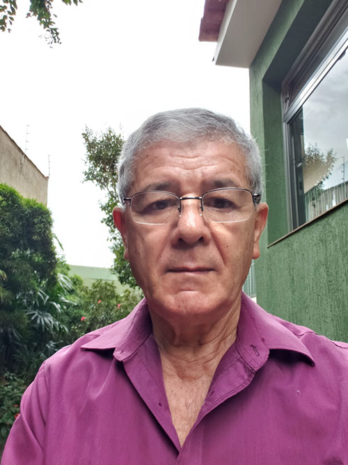 Foto de frente do senhor Adelso, homem branco, de cabelos grisalhos e