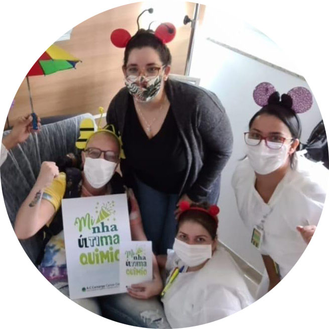 Foto de Barbara com a equipe médica comemorando sua última quimio!