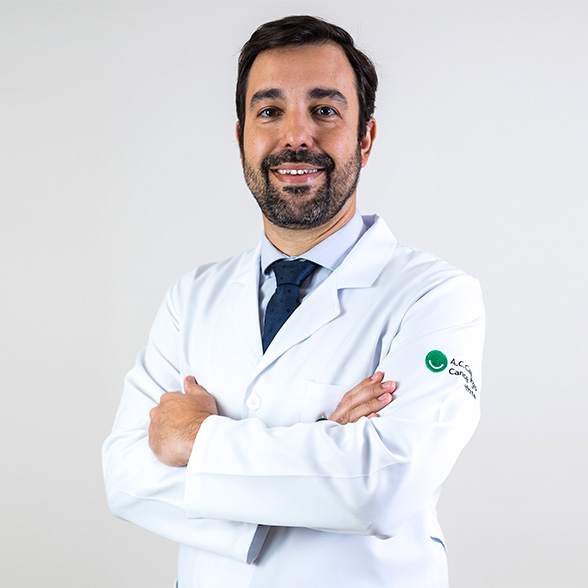 Doutor Glauco, branco, barba, sorri de jaleco