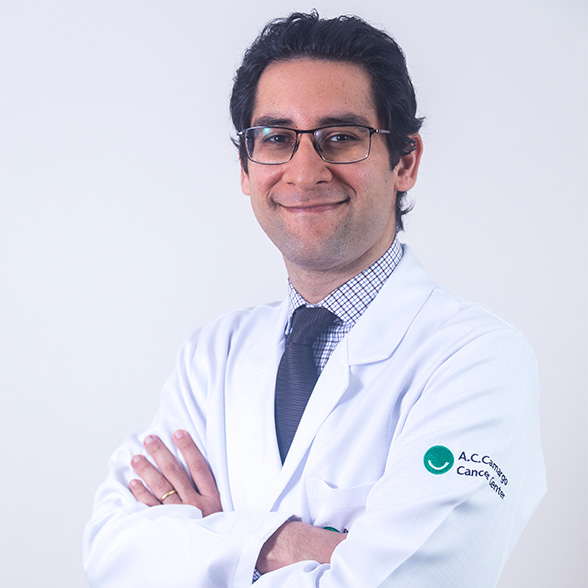 Dr. Victor Hugo Fonseca de Jesus, branco, sorri de jaleco