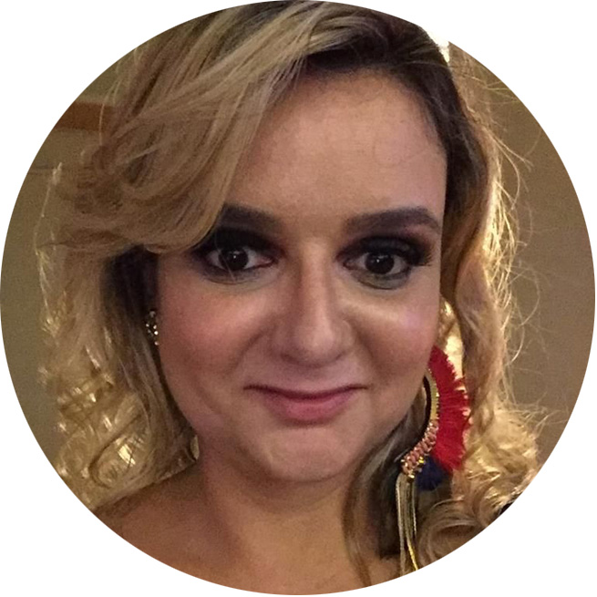 Mulher branca, loira, 40 anos, batom vermelho, rosto em close