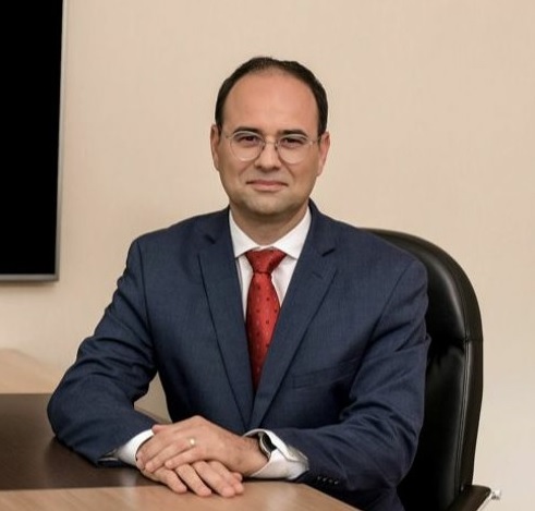 Doutor Victor, branco, de terno