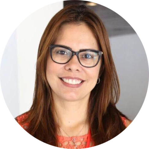 Carla, branca, 40 anos, sorri de jaleco