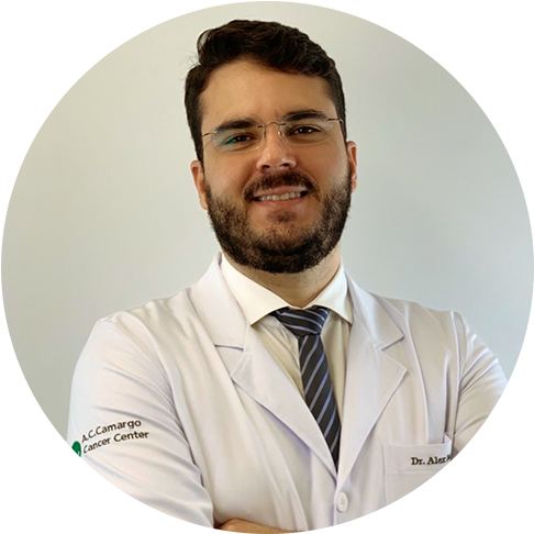 Alex, branco, 40 anos, barba e cabelos pretos, de jaleco