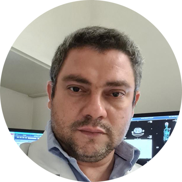 Luiz, branco, 40 anos, barba e cabelos pretos, de jaleco