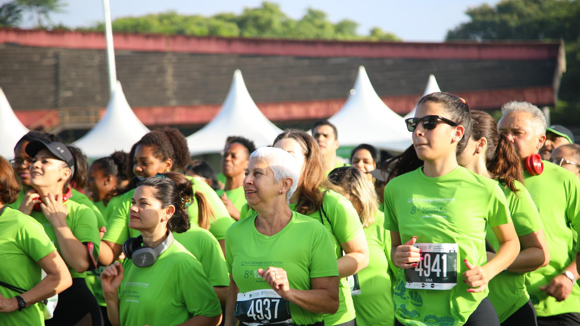 Corredores em preparação para o início da corrida