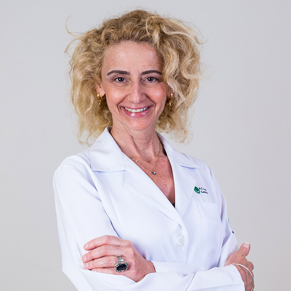 Doutora Christina Haas Tarabay, loira, cabelo enrolado no ombro, branca, magra, fala de câncer de mama