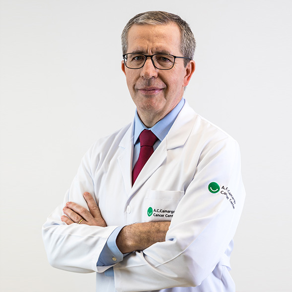 Doutor Jefferson Gross, 55 anos, grisalho, magro, de jaleco, trata Câncer de Pulmão