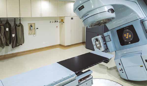 sala com aparelho de radioterapia