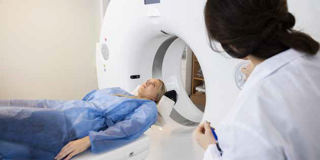 mulher fazendo ressonância magnética