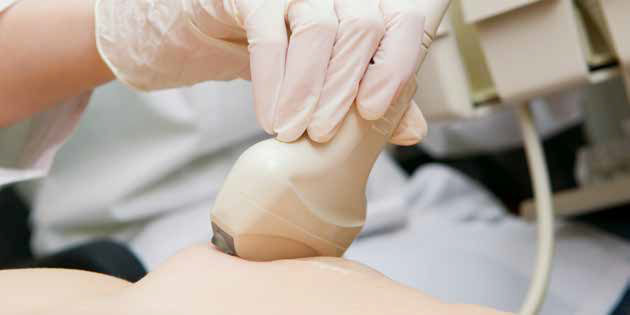 mulher fazendo ultrassonografia