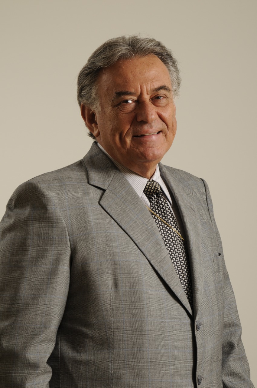 Ricardo Brentani, branco, grisalho, 70 anos, terno cinza, sorri, imagem da cintura pra cima