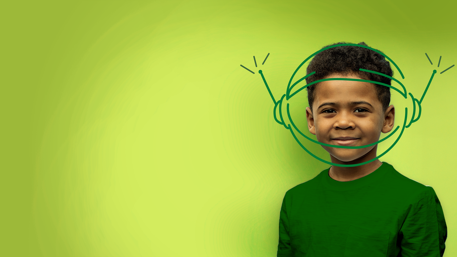 menino negro 10 anos de camiseta verde olha pra frente