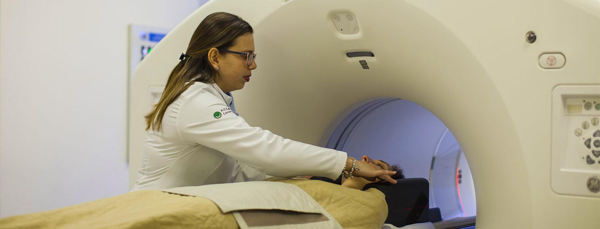 Técnica preparando uma paciente para uma ressonância magnética