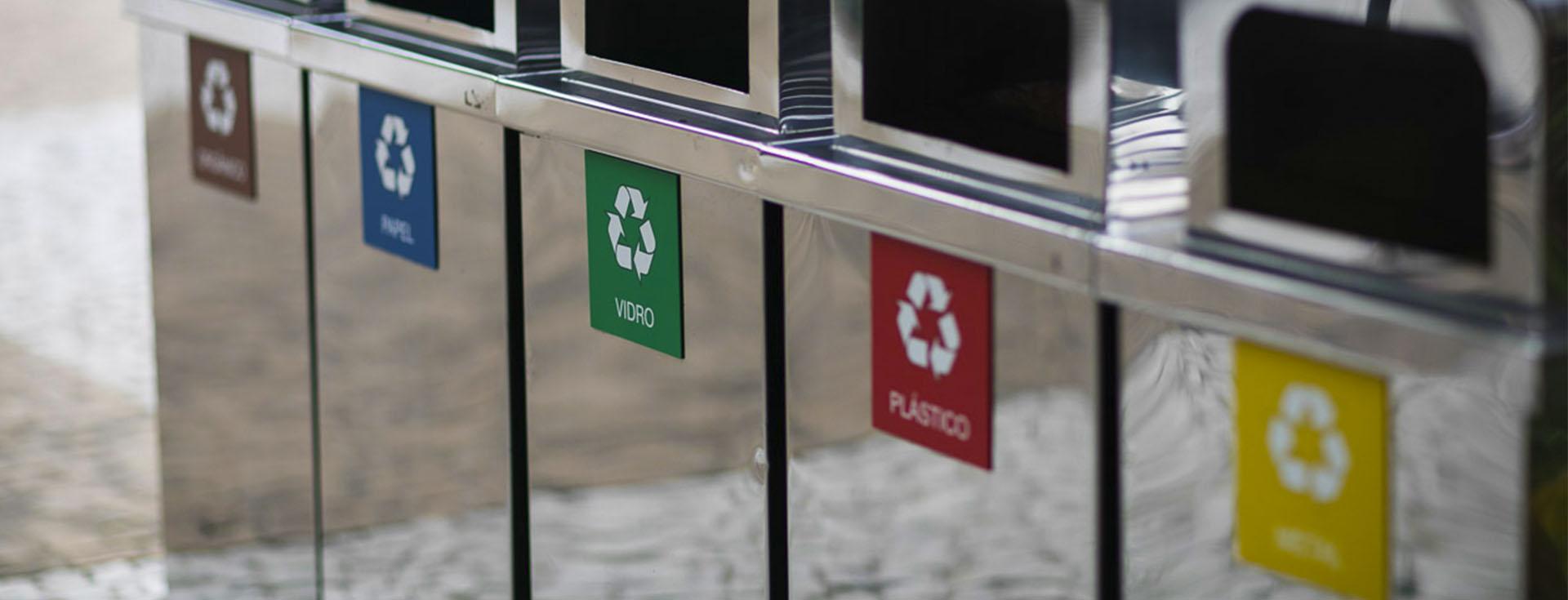 Cinco lixeiras recicláveis separadas por cores